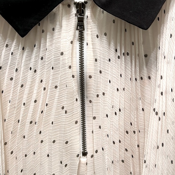 SALE! Alice + Olivia Employed Swing Pleated Sleeveless Blouse - Picture 4 of 5